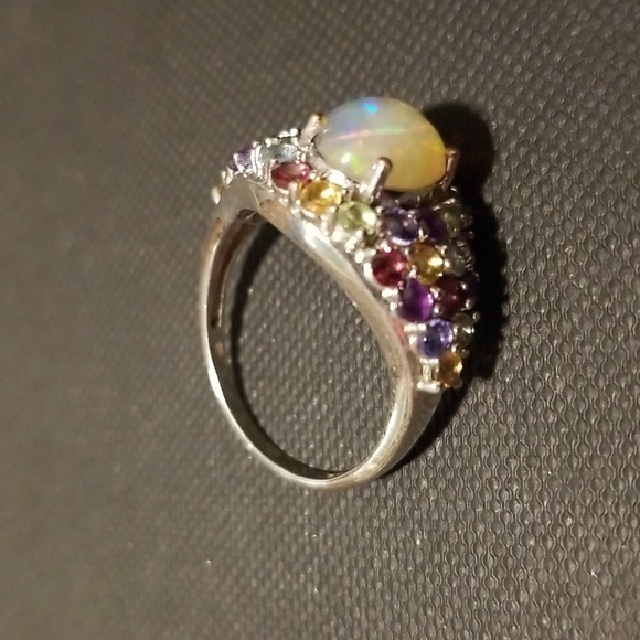 Sterling silver ring with shimmery clear center stone - Picture 3 of 4
